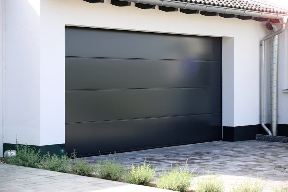 You are currently viewing 5 Things to Know Before Buying a Garage Door